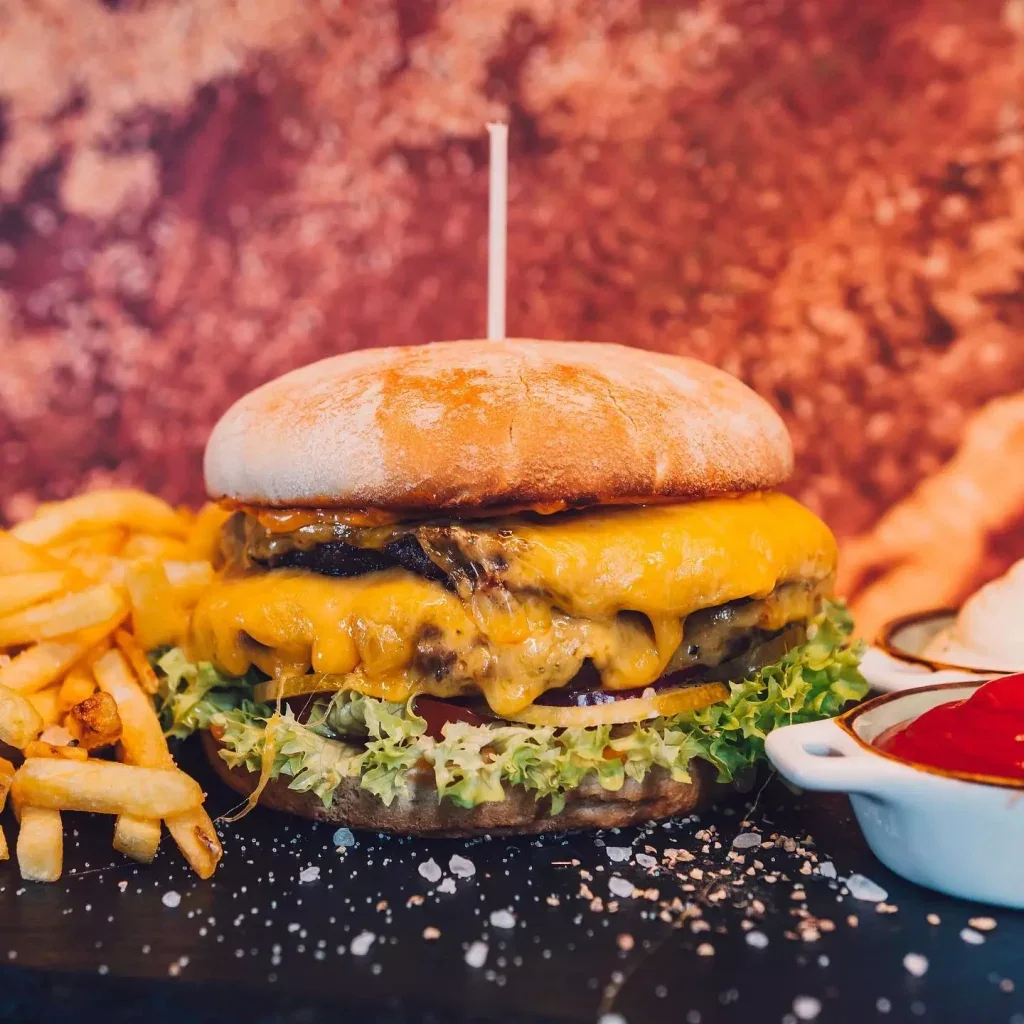 Cheeseburger mit Pommes aus der Avenue-95-Küche