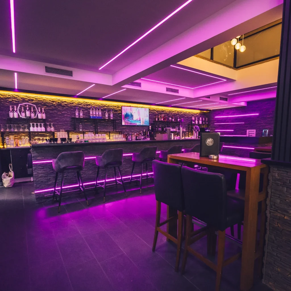Bar im Avenue 95 mit violetter LED-Beleuchtung